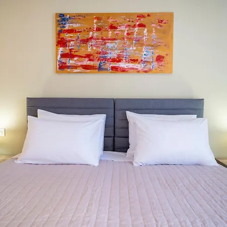 With Patio - 3 Min Walk To - Diamond 2 Appartement