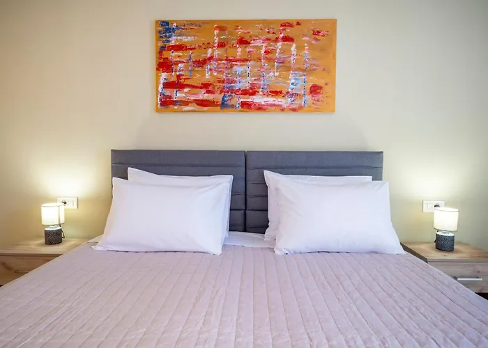 With Patio - 3 Min Walk To - Diamond 2 Appartement