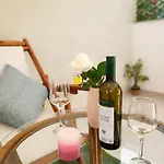 With Patio - 3 Min Walk To - Diamond 2 Apartament