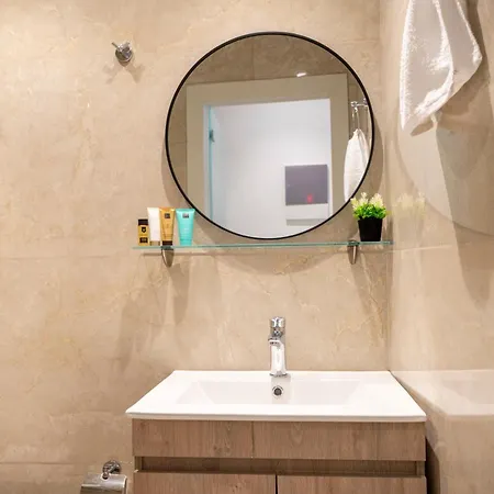 Apartament With Patio - 3 Min Walk To - Diamond 2